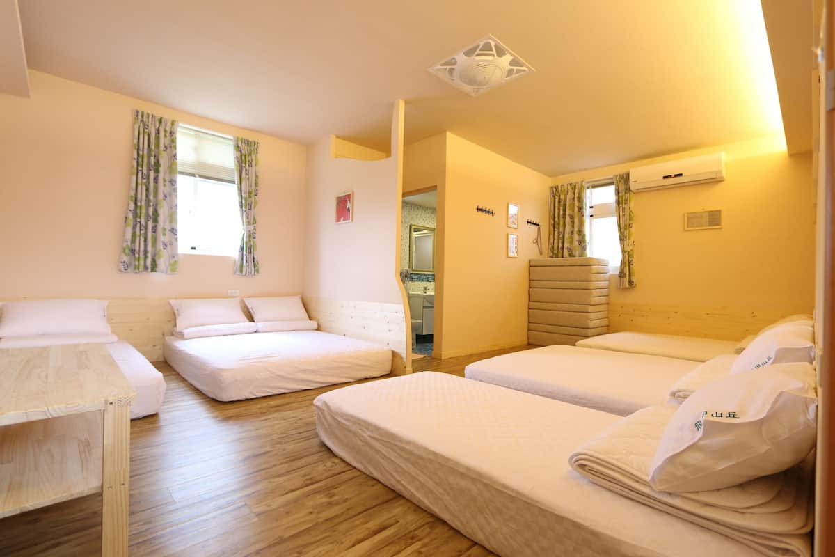 Family Room, Multiple Beds, Non Smoking, Mountain View | Premium bedding, down comforters, blackout drapes, WiFi (free)
