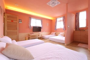 Premium bedding, down comforters, blackout drapes, free WiFi - Longtian Hill B&B (Luye)