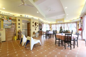 Se sirven desayunos, almuerzos y cenas; cocina internacional