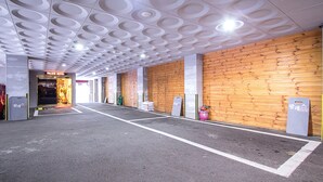 A hotel interior with a modern ceiling design, wooden panel walls, and a clear view of the entrance. - Palace Motel (Incheon)
