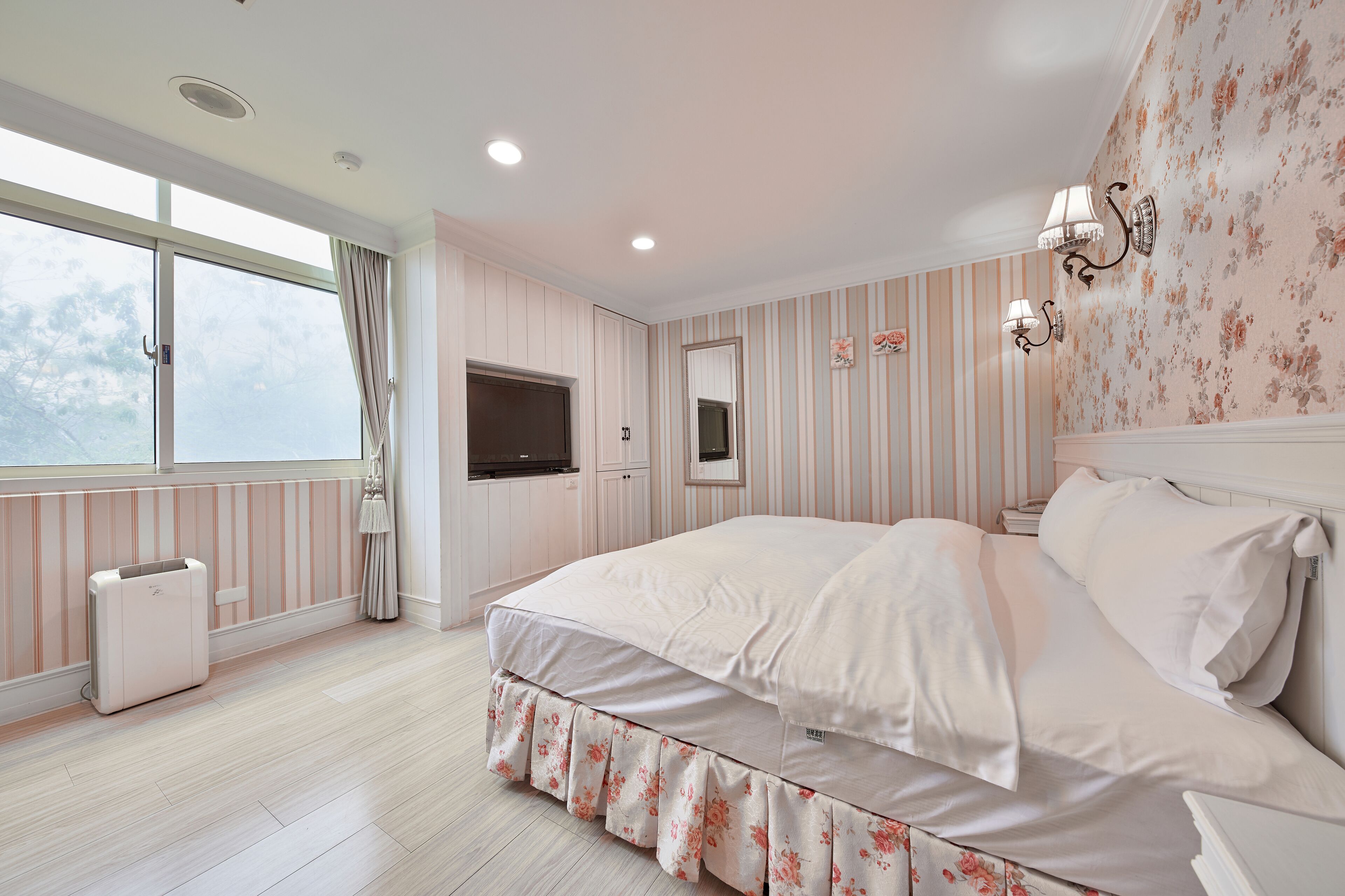 standard double room | 1 bedroom, individually decorated, individually furnished, desk