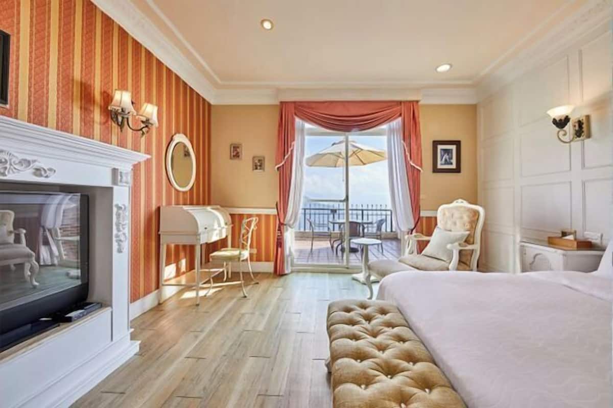 Individually decorated, individually furnished, desk