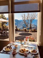 供应早餐、午餐和晚餐，国际美食，花园景观