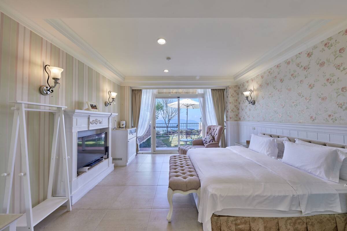 deluxe double room | 1 bedroom, individually decorated, individually furnished, desk