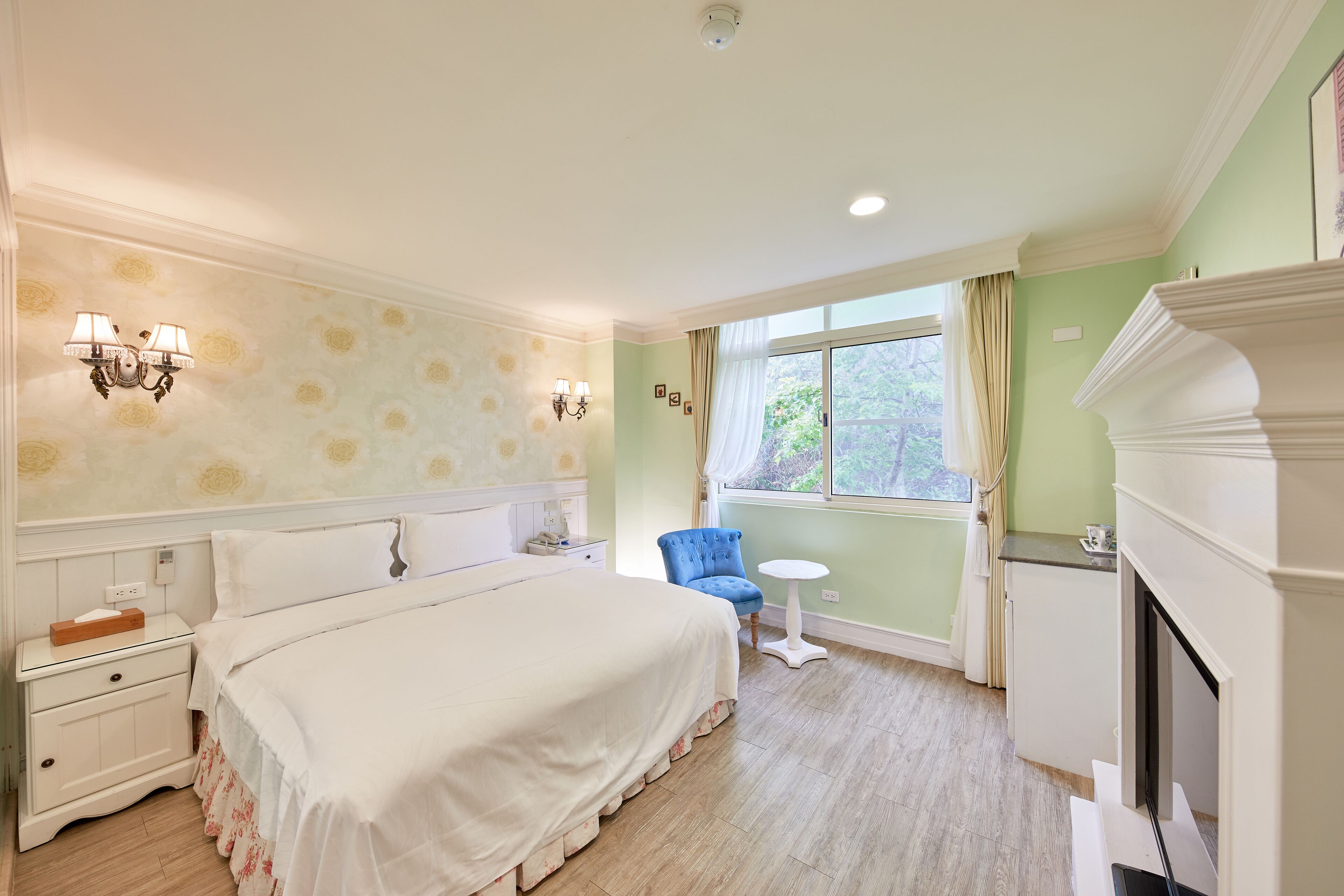 standard double room | 1 bedroom, individually decorated, individually furnished, desk