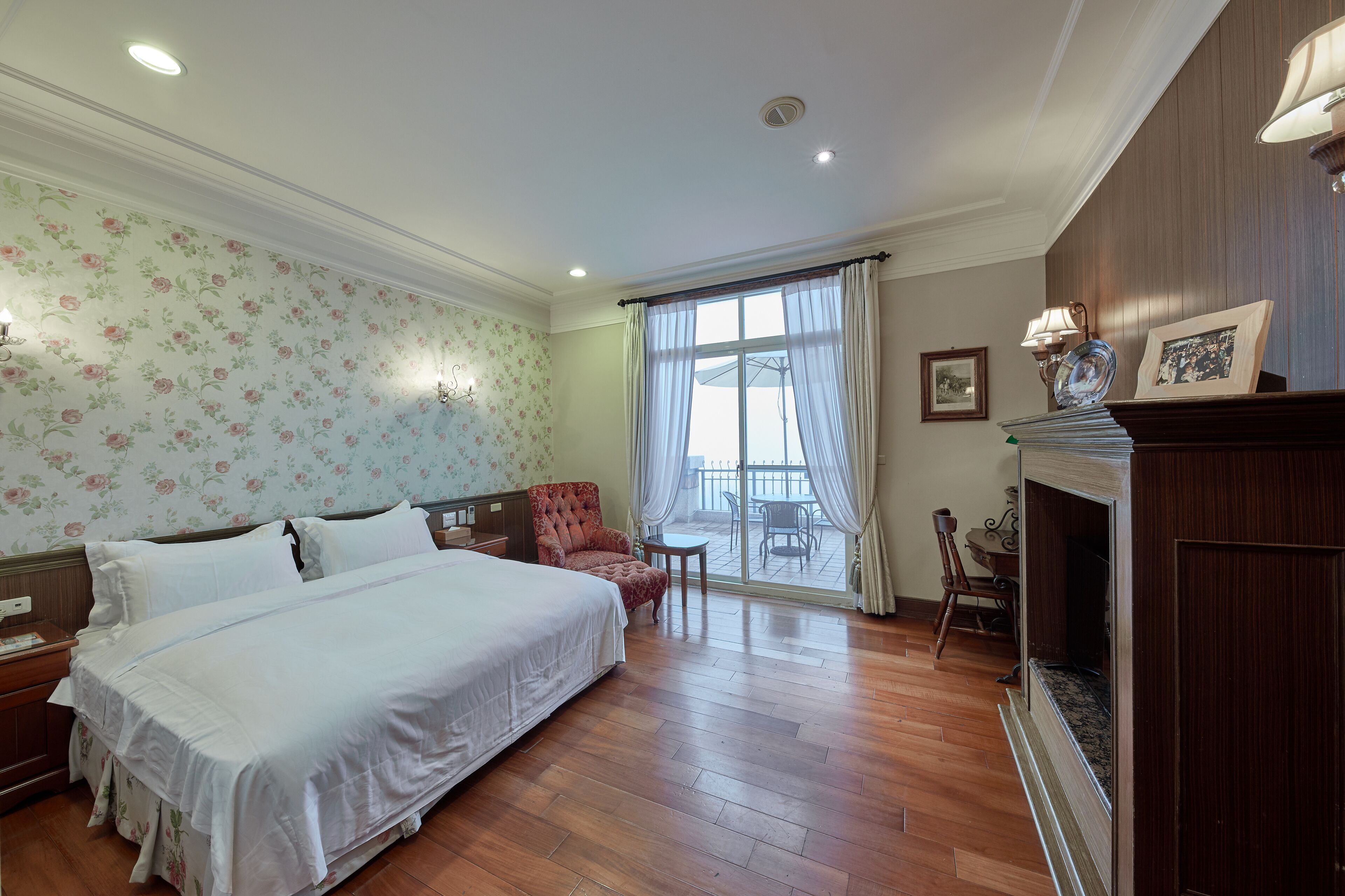deluxe double room | 1 bedroom, individually decorated, individually furnished, desk