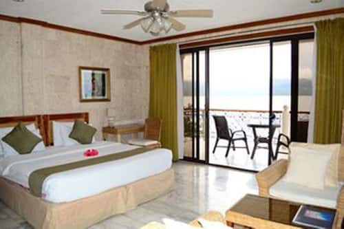 Double Room, 1 King Bed, Oceanfront | Premium bedding, minibar, in-room safe, individually decorated