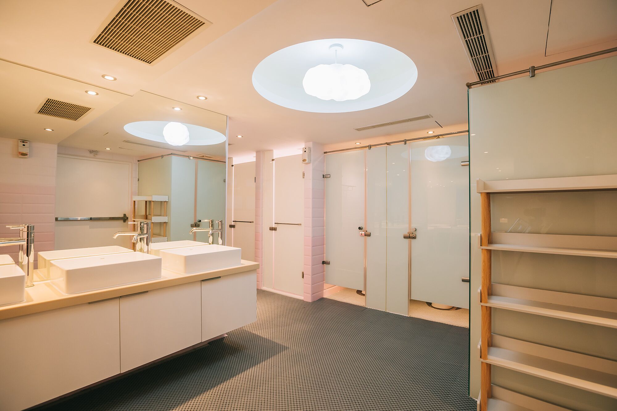 shower, hair dryer, towels, shampoo