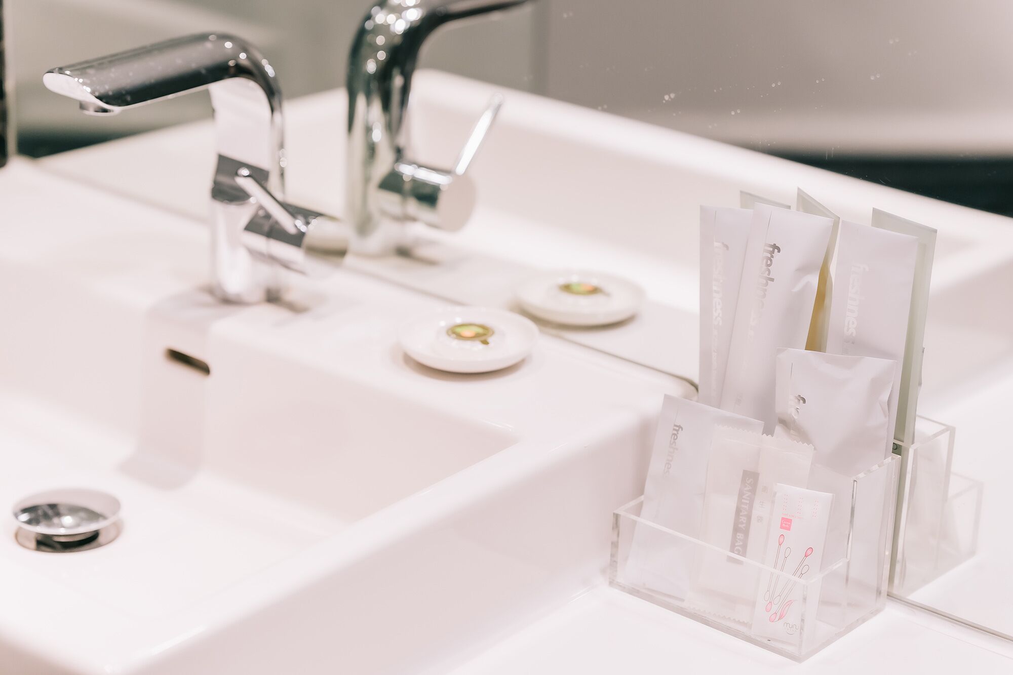 shower, hair dryer, towels, shampoo