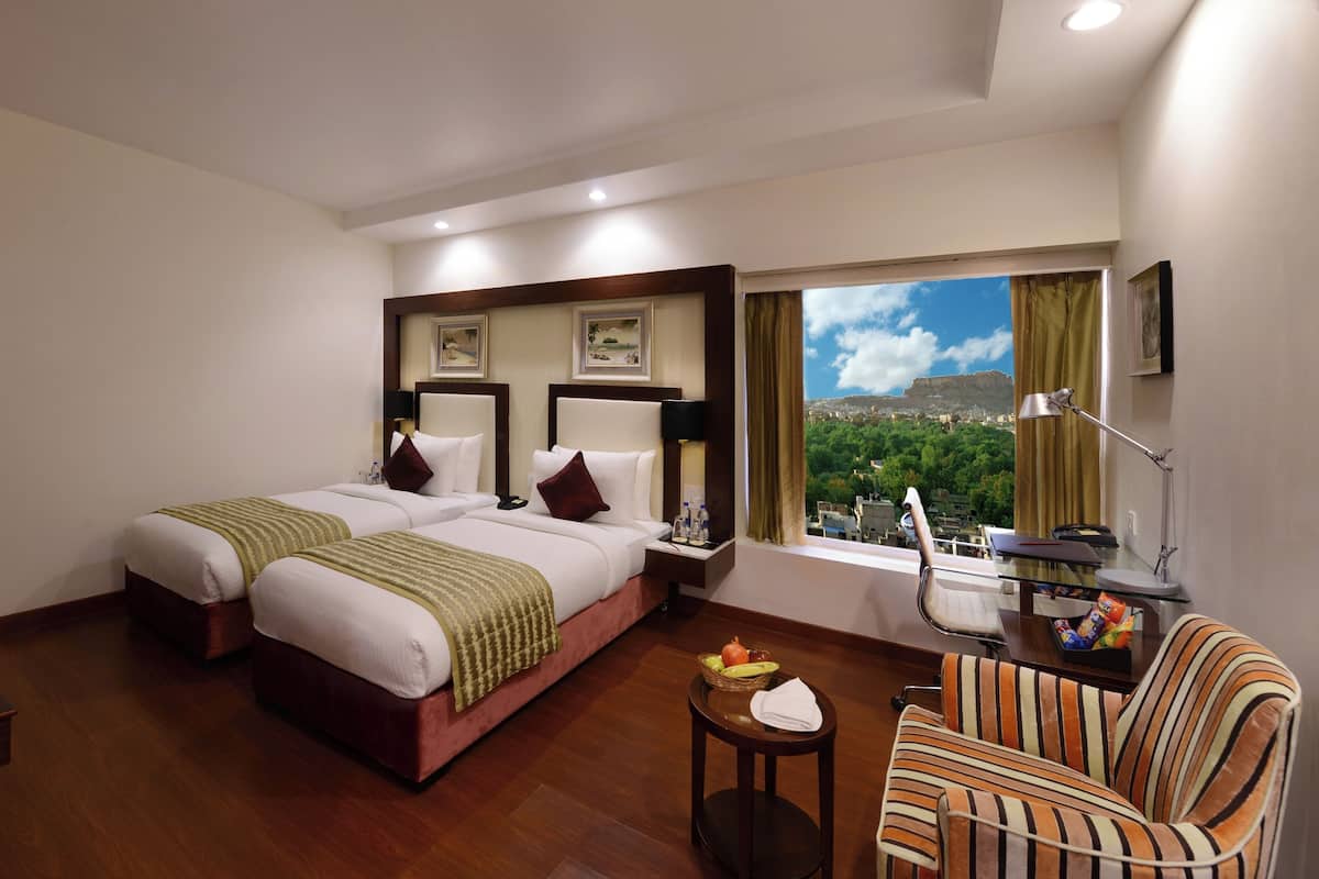 Quarto duplo luxo, vista para a cidade | Frigobar, cofres nos quartos, escrivaninha, Wi-Fi de cortesia