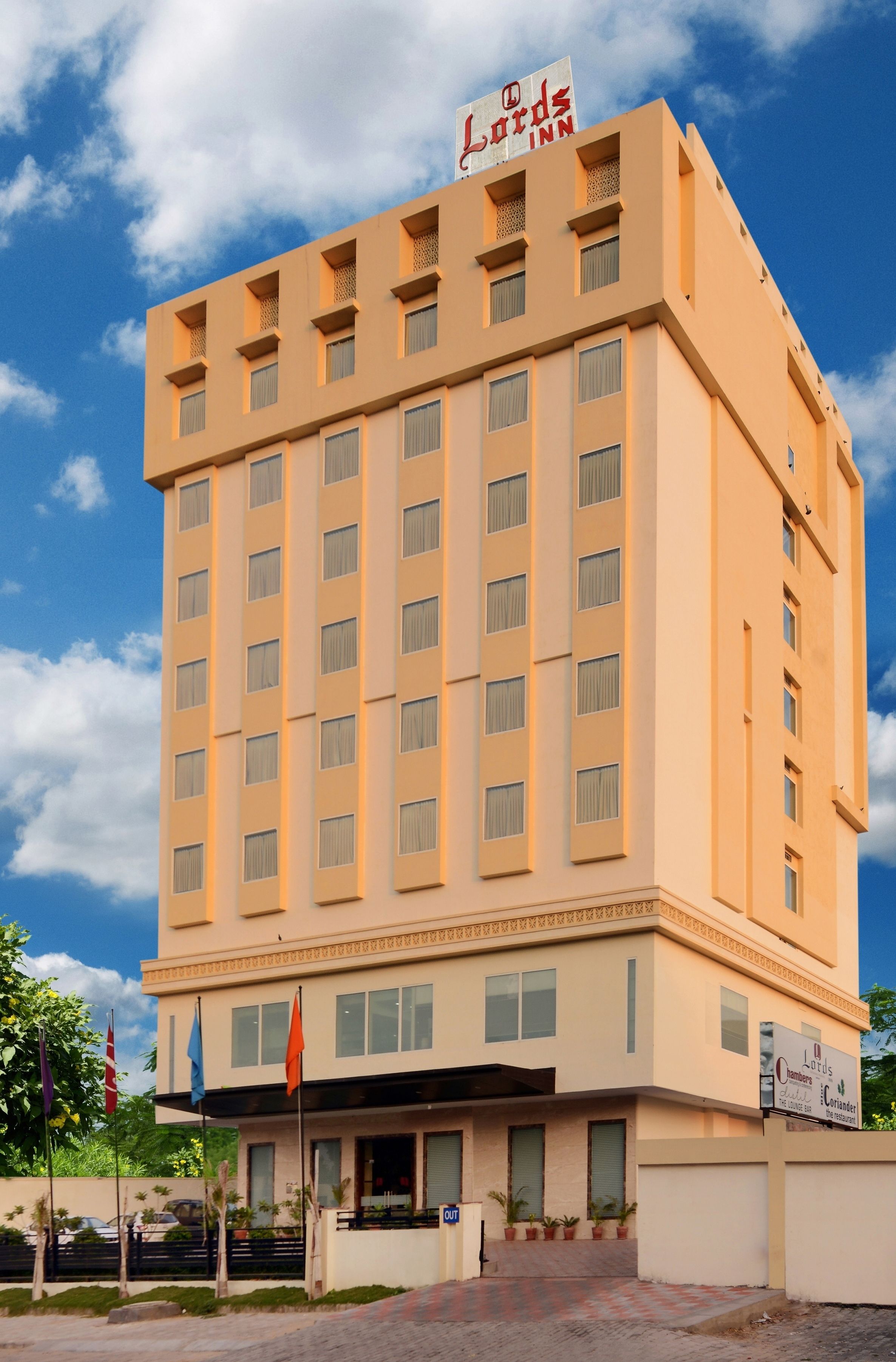 Un hôtel à plusieurs étages, doté d’une façade sobre, de nombreuses fenêtres et d’une enseigne indiquant qu’il s’agit d’un « Lord’s Inn ».