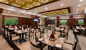 Desayuno buffet (INR 250 por persona) 
