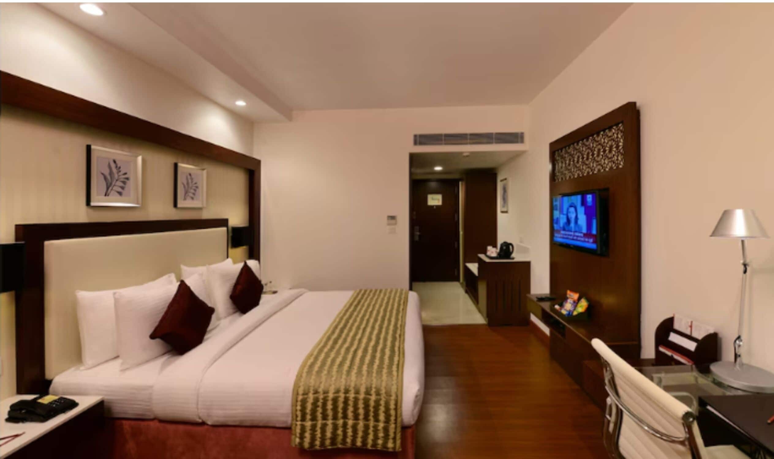 Club Room | Minibar, in-room safe, desk, free WiFi