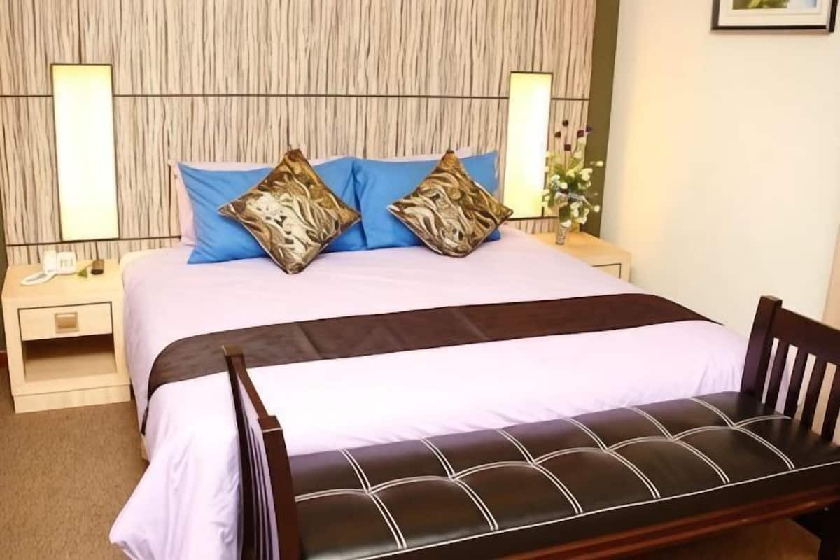 Minibar, desk, WiFi (free)