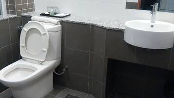 Room (King Deluxe) | Bathroom