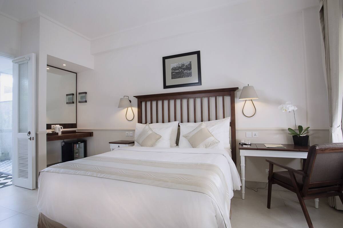 Peralatan tempat tidur premium, bar mini, peti besi dalam bilik, meja 