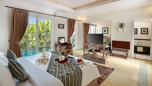 Villa, privézwembad | Luxe beddengoed, een minibar, een kluis op de kamer, een bureau