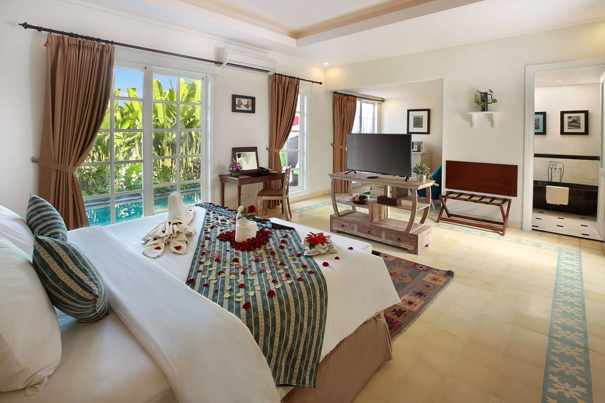 Villa, Private Pool | Peralatan tempat tidur premium, bar mini, peti besi dalam bilik, meja 