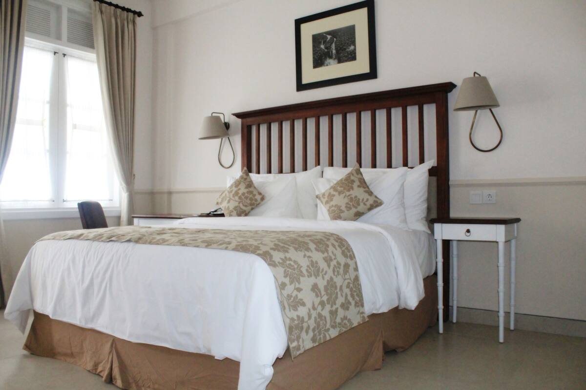Peralatan tempat tidur premium, bar mini, peti besi dalam bilik, meja 
