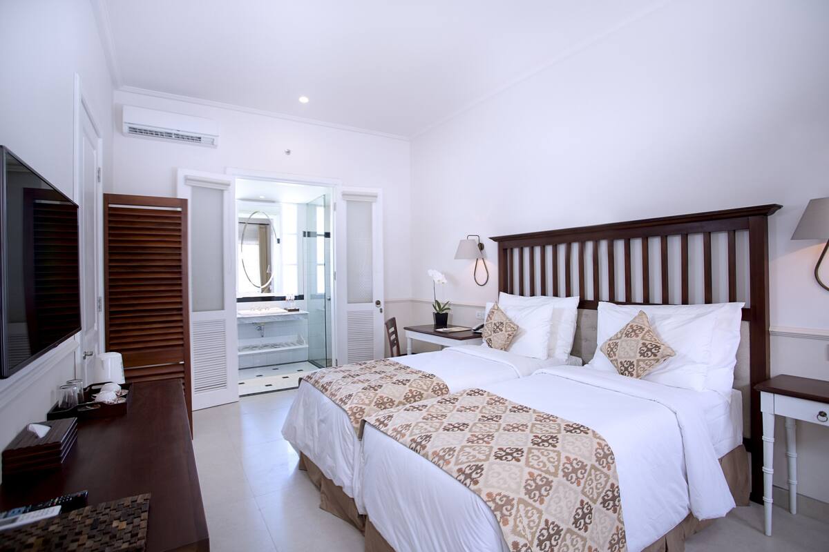 Peralatan tempat tidur premium, bar mini, peti besi dalam bilik, meja 