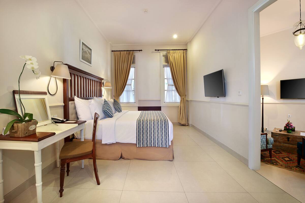 Peralatan tempat tidur premium, bar mini, peti besi dalam bilik, meja 
