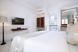 Hochwertige Bettwaren, Minibar, Zimmersafe, Schreibtisch