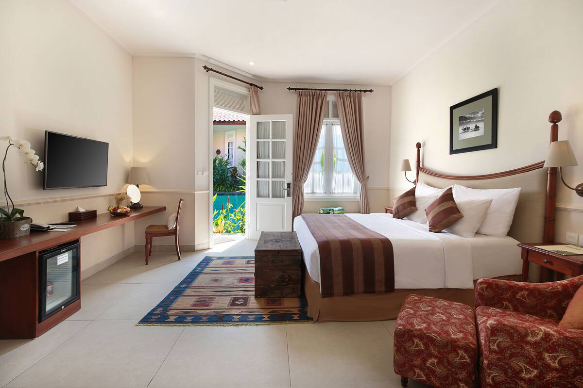 Suite, Pool Access | Peralatan tempat tidur premium, bar mini, peti besi dalam bilik, meja 