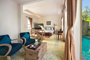 Villa, privézwembad | Luxe beddengoed, een minibar, een kluis op de kamer, een bureau