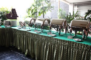 Melayani sarapan dan makan siang dengan sajian masakan internasional