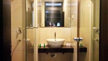 Deluxe kamer, 1 twee- of 2 eenpersoonsbedden | Badkamer | Een diep bad, gratis toiletartikelen, handdoeken