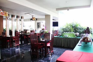 Breakfast, lunch, dinner served; international cuisine