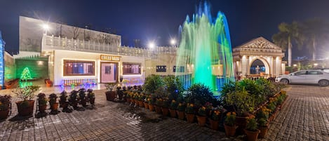 Vista frontal de la propiedad