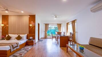 Standaard suite | Luxe beddengoed, een minibar, een bureau, gratis wifi