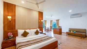 Suite Room | Premium bedding, minibar, desk, free WiFi