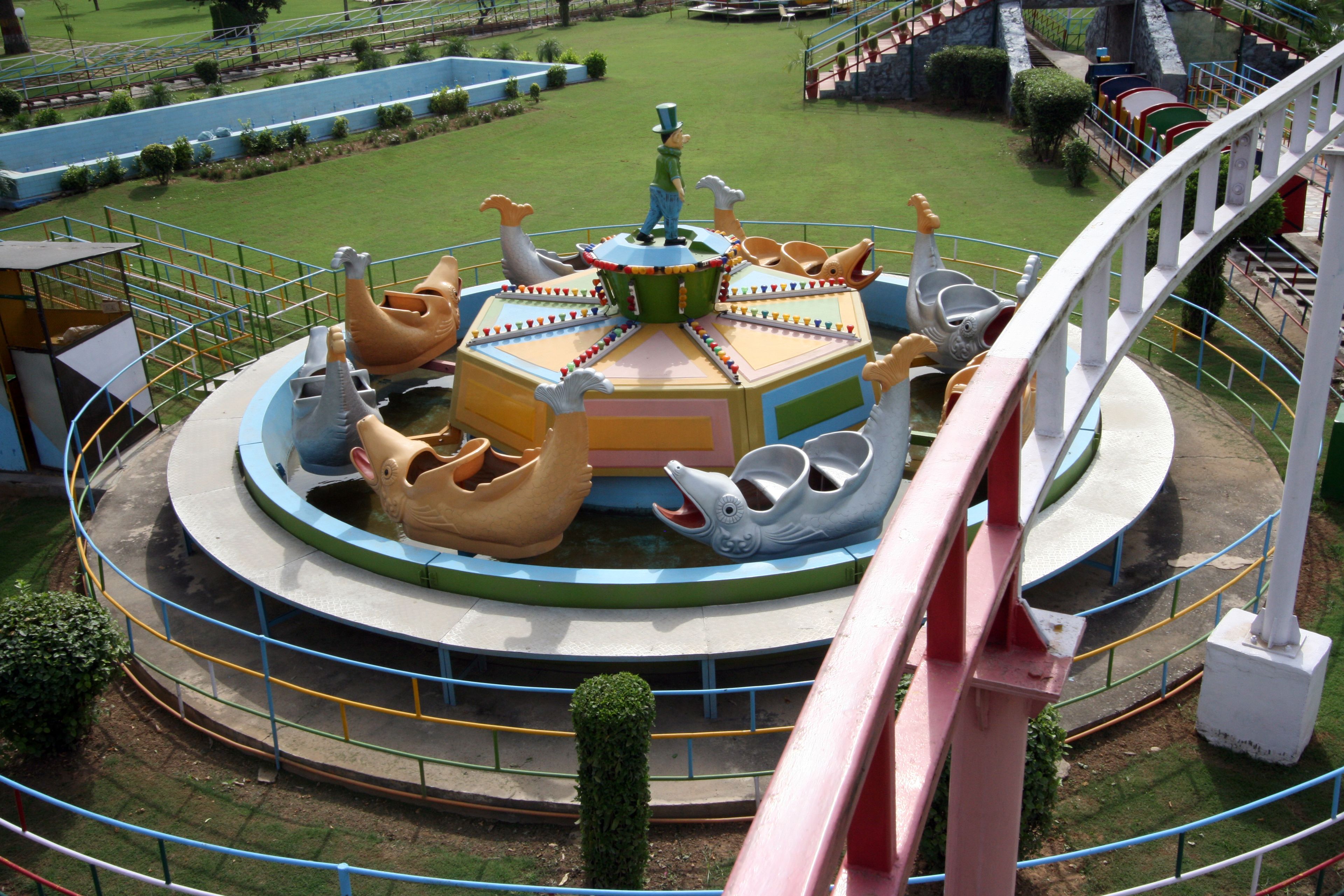 Un carrusel con figuras de animales y una figura central.