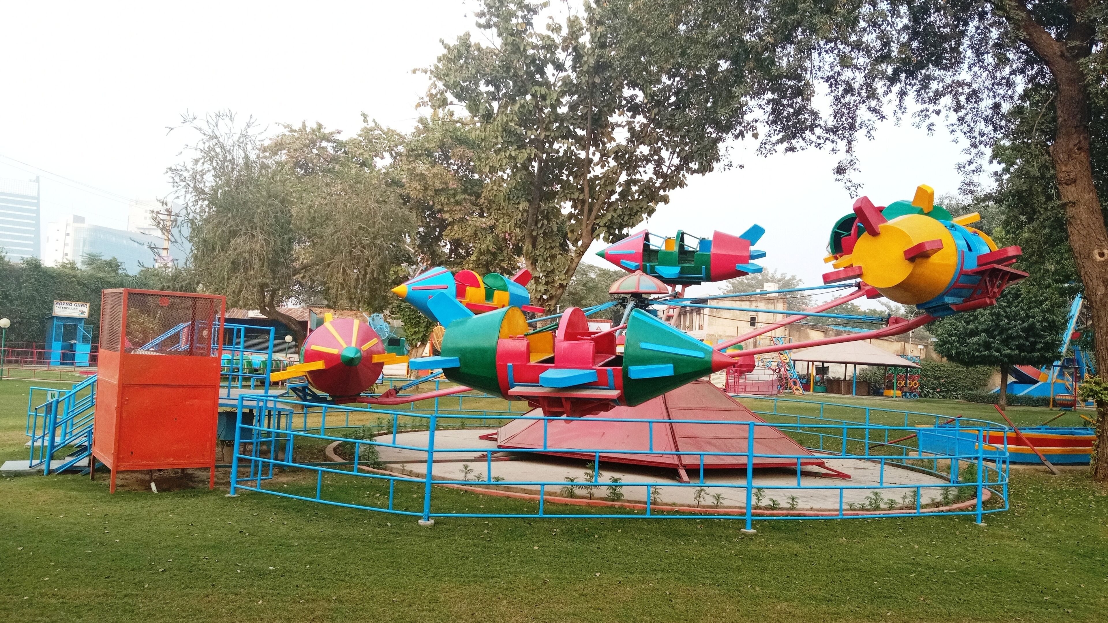 Une attraction colorée avec une piste circulaire et des barrières de sécurit é.