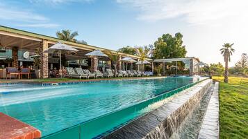 2 albercas al aire libre, sombrillas en la alberca y camastros