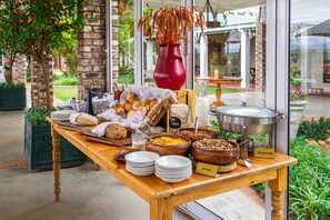 Free full breakfast  - Mooiplaas Guesthouse (Oudtshoorn)