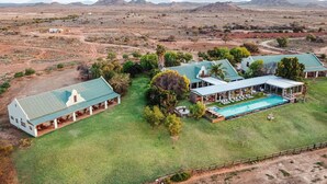 A large estate with multiple buildings, a swimming pool, and a well-maintained lawn. - Mooiplaas Guesthouse (Oudtshoorn)