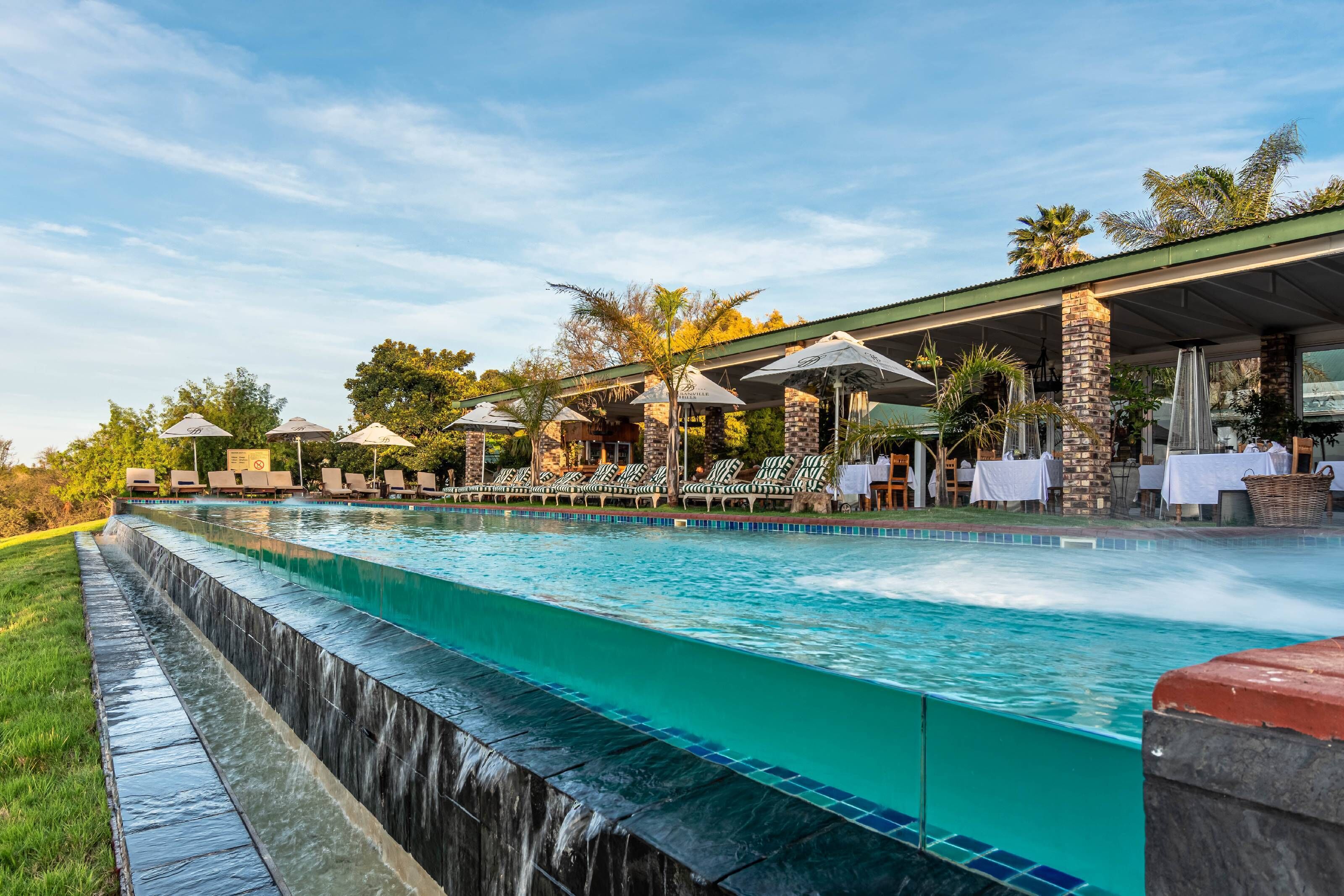 2 piscinas al aire libre, sombrillas, sillones reclinables de piscina