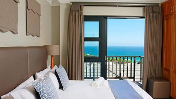 Premium bedding, in-room safe, desk, iron/ironing board