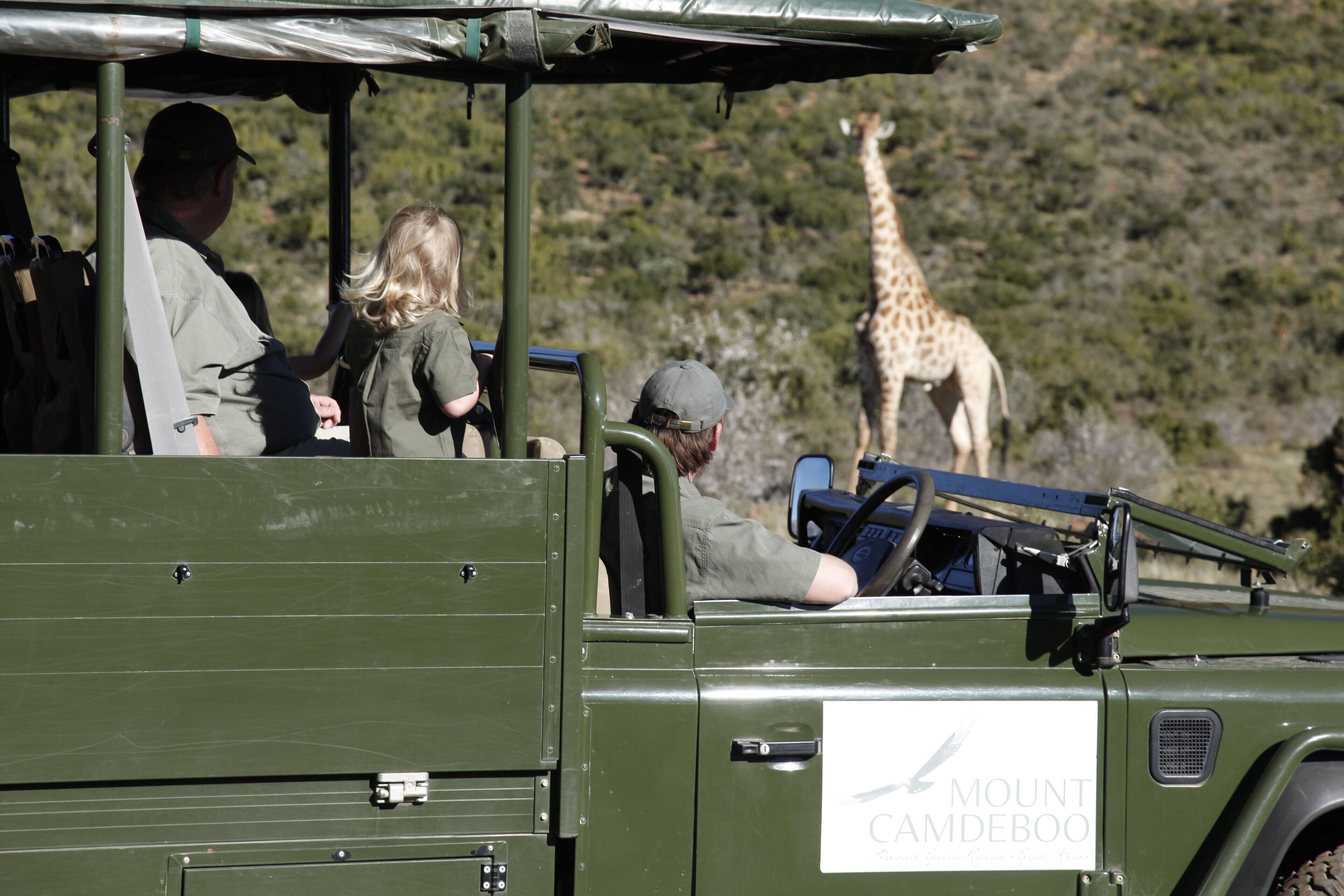 Un vehículo de safari con un cartel que dice 'Mount Cameroon'.