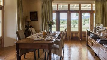 Kühlschrank, Mikrowelle, Wasserkocher mit Kaffee-/Teezubehör