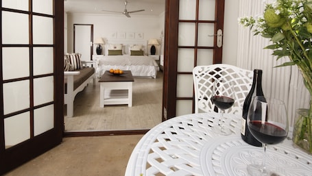 Deluxe-Zimmer (4) | Hochwertige Bettwaren, Zimmersafe, individuell dekoriert, Schreibtisch