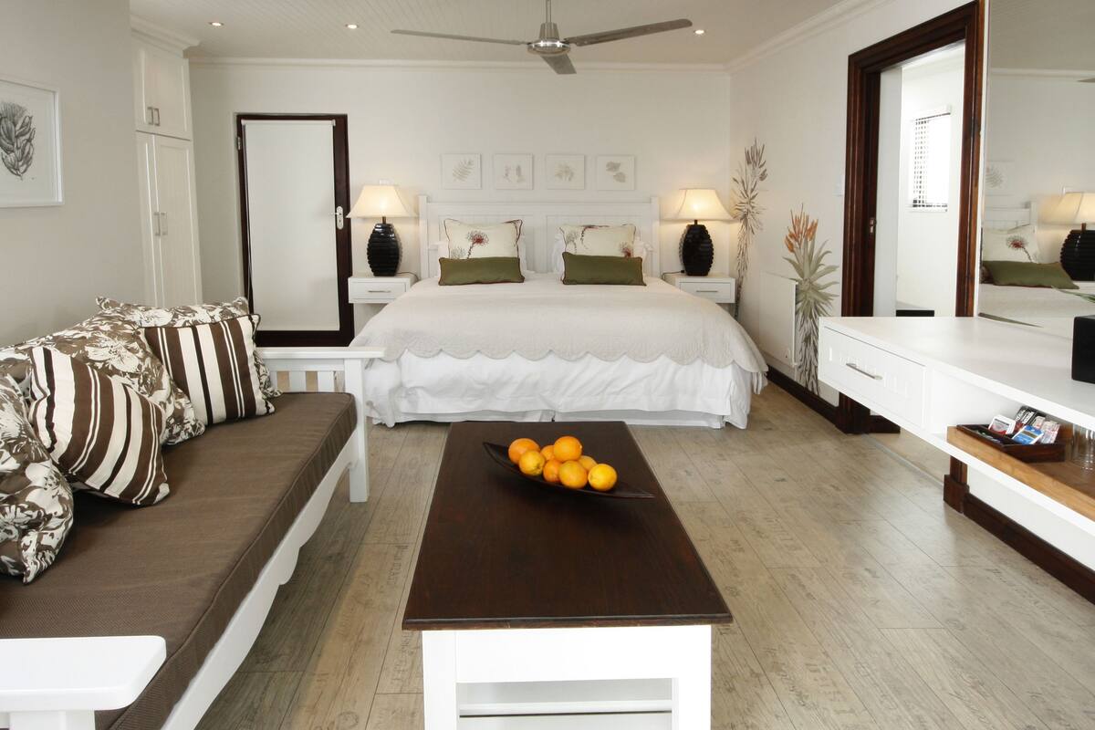 Deluxe Room (4) | Premium bedding, in-room safe, desk, WiFi (free)