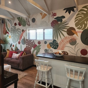38-inch TV with satellite channels - The Potting Shed Guest House (Hermanus)