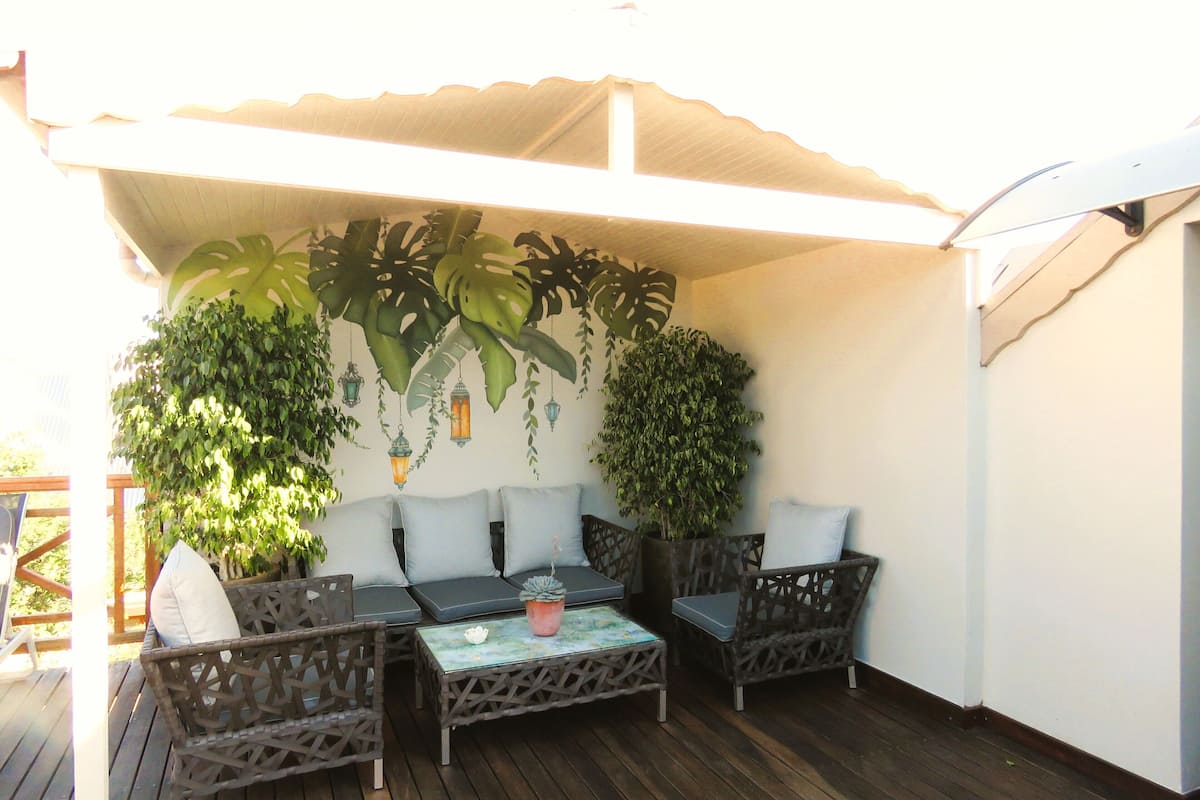 Studio Room at Guest House | Living area | 38-inch TV with satellite channels
