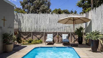 AuĂenpool (je nach Saison geöffnet), LiegestĂŒhle