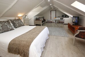 Ropa de cama de alta calidad y caja de seguridad en la habitación