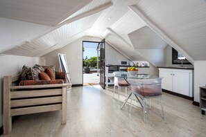 Ropa de cama de alta calidad y caja de seguridad en la habitación